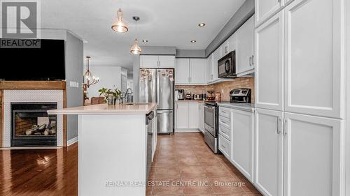25 Mowat Cres, Halton Hills, ON - Indoor Photo Showing Kitchen With Upgraded Kitchen