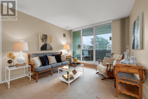 205 - 1425 Ghent Avenue, Burlington, ON - Indoor Photo Showing Living Room