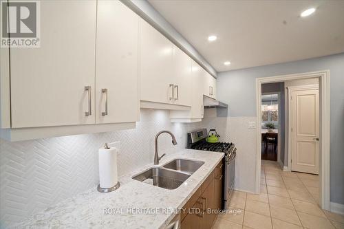 3424 Charmaine Hts, Mississauga, ON - Indoor Photo Showing Kitchen With Double Sink With Upgraded Kitchen