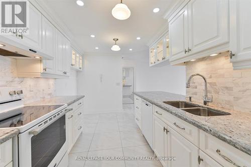 #809 -33 Weldrick Rd E, Richmond Hill, ON - Indoor Photo Showing Kitchen With Double Sink With Upgraded Kitchen