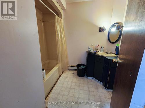 31 Comfort Street, Kirkland Lake, ON - Indoor Photo Showing Bathroom