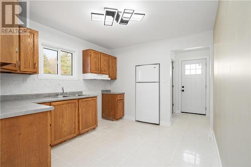 18 Moonlight Beach Road, Sudbury, ON - Indoor Photo Showing Kitchen With Double Sink