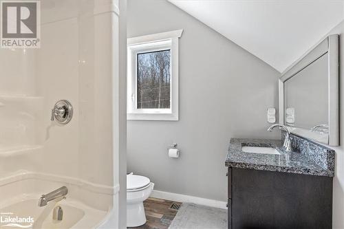 Upper level 4pc bath - 123 Keefer Street, Haliburton, ON - Indoor Photo Showing Bathroom