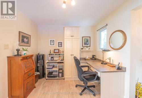 98 Island Dr, Galway-Cavendish And Harvey, ON - Indoor Photo Showing Office