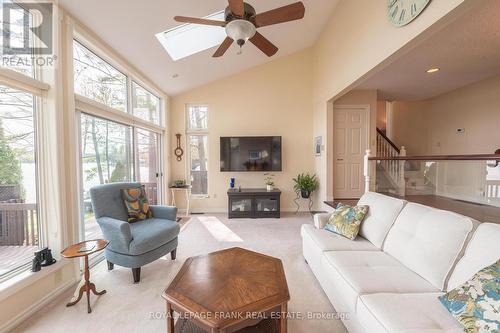 98 Island Dr, Galway-Cavendish And Harvey, ON - Indoor Photo Showing Bedroom