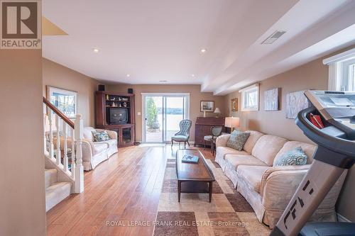 98 Island Dr, Galway-Cavendish And Harvey, ON - Indoor Photo Showing Living Room