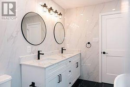 2535 Robin Drive, Mississauga, ON - Indoor Photo Showing Bathroom