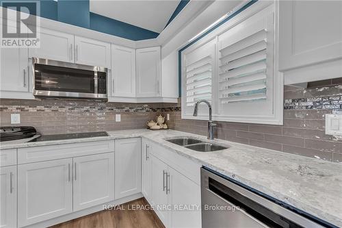 285 South Pelham Road, Welland, ON - Indoor Photo Showing Kitchen With Double Sink With Upgraded Kitchen