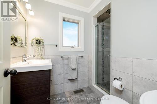 380 Progreston Rd, Hamilton, ON - Indoor Photo Showing Bathroom
