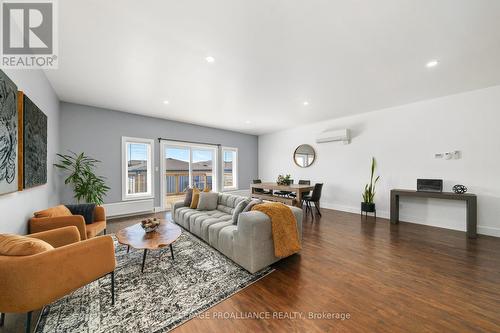 A & B - 10 Lehtinen Crescent, Belleville, ON - Indoor Photo Showing Living Room