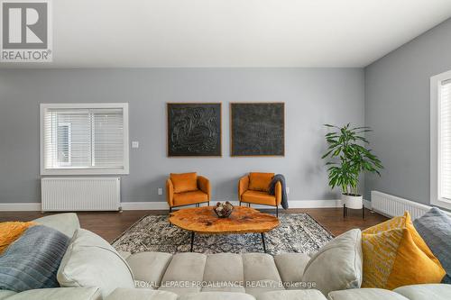 A & B - 10 Lehtinen Crescent, Belleville, ON - Indoor Photo Showing Living Room