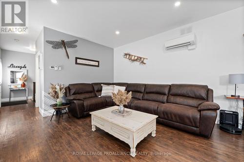 A & B - 10 Lehtinen Crescent, Belleville, ON - Indoor Photo Showing Living Room