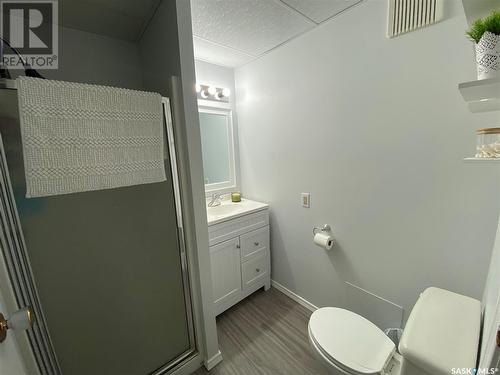 49 5 Street Crescent, Kindersley, SK - Indoor Photo Showing Bathroom