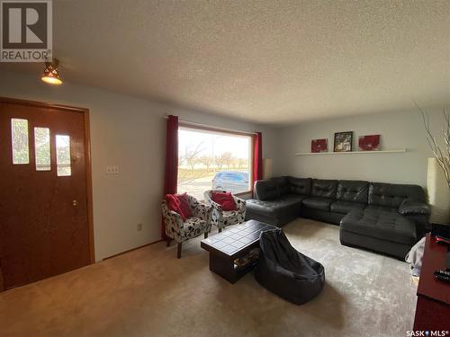 49 5 Street Crescent, Kindersley, SK - Indoor Photo Showing Living Room