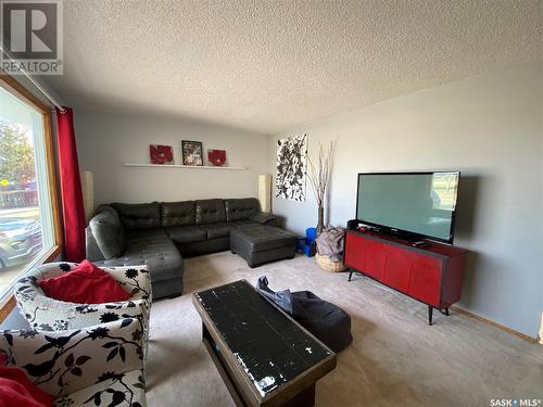 49 5 Street Crescent, Kindersley, SK - Indoor Photo Showing Living Room