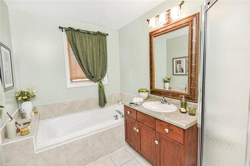 29 Grassyplain Drive, Hamilton, ON - Indoor Photo Showing Bathroom