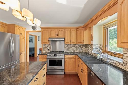 7 Sunrise Bay, St Andrews, MB - Indoor Photo Showing Kitchen With Double Sink With Upgraded Kitchen