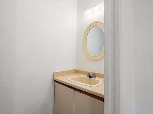 18-4140 Interurban Rd, Saanich, BC - Indoor Photo Showing Bathroom