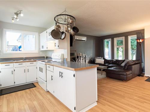 3898 Uplands Dr, Nanaimo, BC - Indoor Photo Showing Kitchen With Double Sink