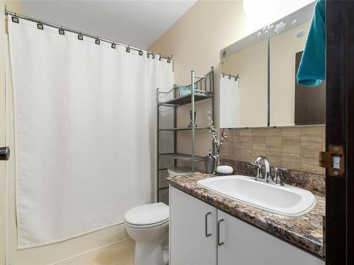 301-872 Island Hwy South, Campbell River, BC - Indoor Photo Showing Bathroom