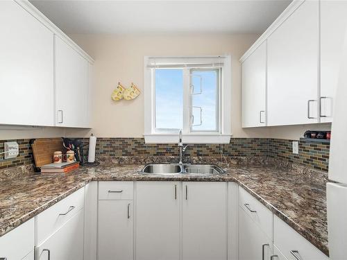 301-872 Island Hwy South, Campbell River, BC - Indoor Photo Showing Kitchen With Double Sink