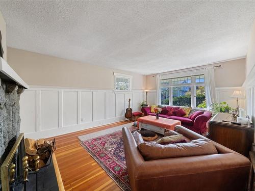 2118 Pentland Rd, Oak Bay, BC - Indoor Photo Showing Living Room