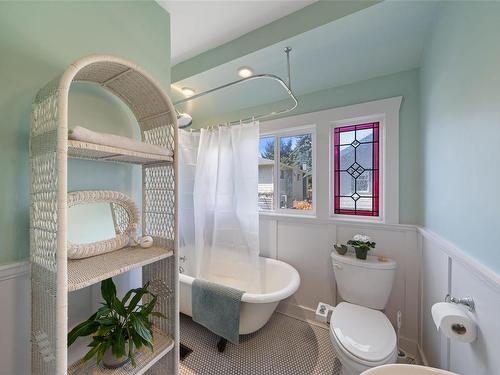 2118 Pentland Rd, Oak Bay, BC - Indoor Photo Showing Bathroom