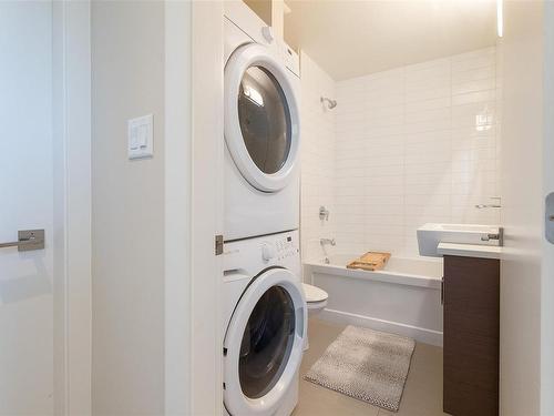 7-235 Island Hwy, View Royal, BC - Indoor Photo Showing Laundry Room