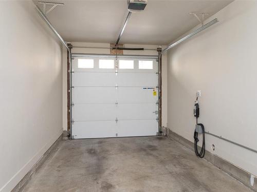 7-235 Island Hwy, View Royal, BC - Indoor Photo Showing Garage