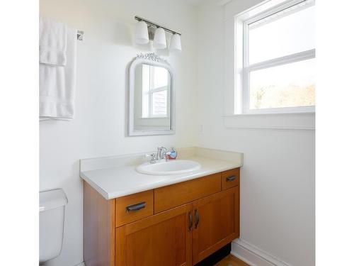 5920 Wallace Dr, Saanich, BC - Indoor Photo Showing Bathroom