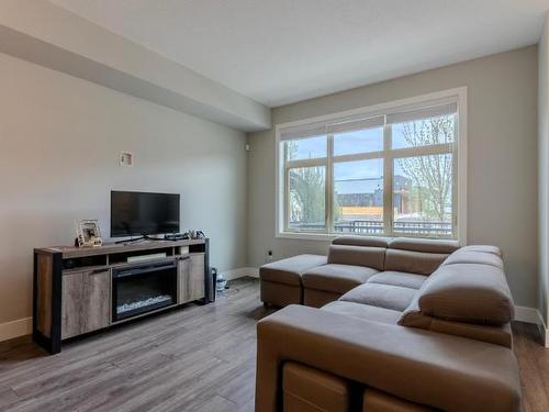 113-200 Grand Boulevard, Kamloops, BC - Indoor Photo Showing Living Room