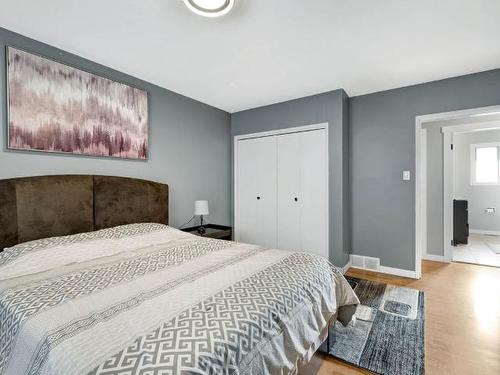 559 Mcgowan Ave, Kamloops, BC - Indoor Photo Showing Bedroom