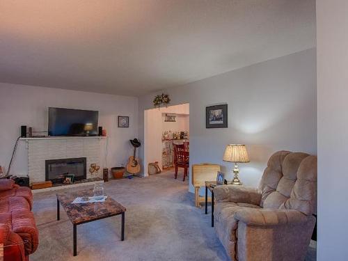 1716 Knollwood Cres, Kamloops, BC - Indoor Photo Showing Living Room With Fireplace