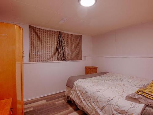 1716 Knollwood Cres, Kamloops, BC - Indoor Photo Showing Bedroom
