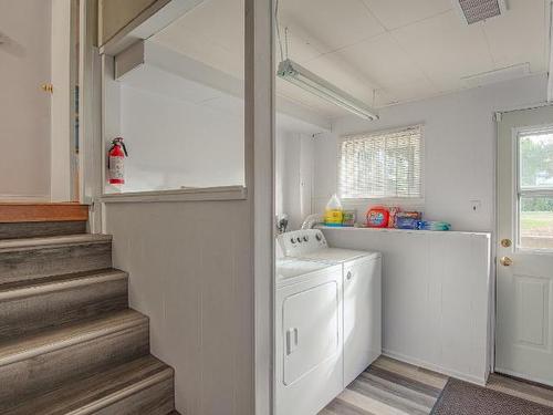 1716 Knollwood Cres, Kamloops, BC - Indoor Photo Showing Laundry Room