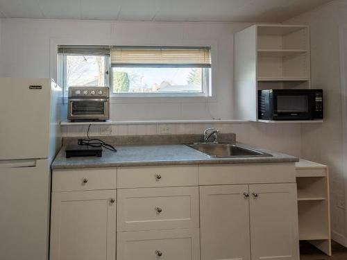 1716 Knollwood Cres, Kamloops, BC - Indoor Photo Showing Kitchen
