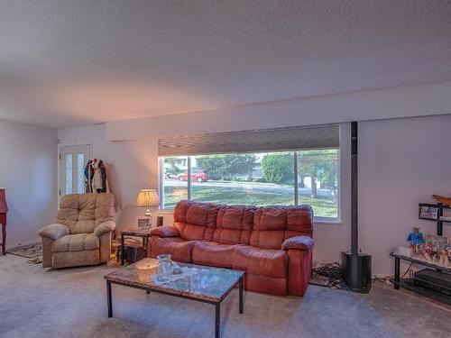 1716 Knollwood Cres, Kamloops, BC - Indoor Photo Showing Living Room
