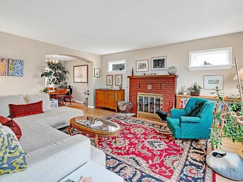 1003 Dominion Street, Kamloops, BC - Indoor Photo Showing Living Room With Fireplace