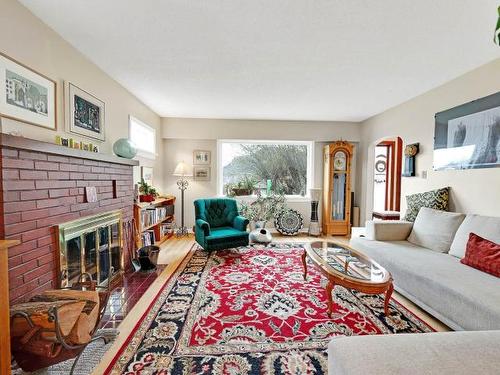 1003 Dominion Street, Kamloops, BC - Indoor Photo Showing Living Room With Fireplace