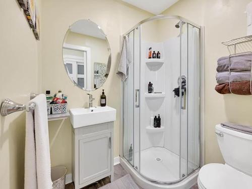 1003 Dominion Street, Kamloops, BC - Indoor Photo Showing Bathroom
