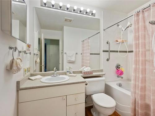 102-5685 Edgewater Lane, Nanaimo, BC - Indoor Photo Showing Bathroom