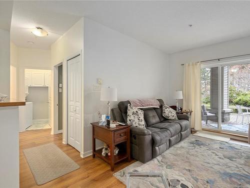 102-5685 Edgewater Lane, Nanaimo, BC - Indoor Photo Showing Living Room