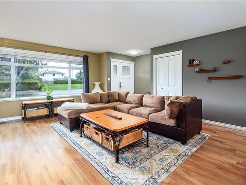 2856 Muir Rd, Courtenay, BC - Indoor Photo Showing Living Room