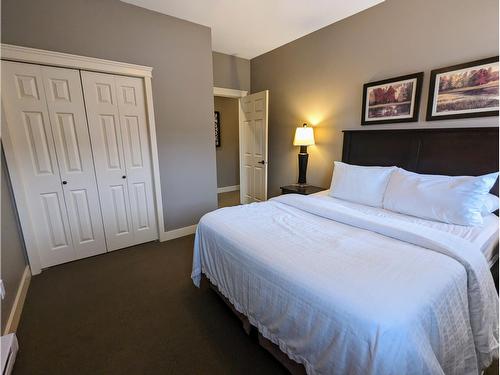 521 - 500 Bighorn Boulevard, Radium Hot Springs, BC - Indoor Photo Showing Bedroom