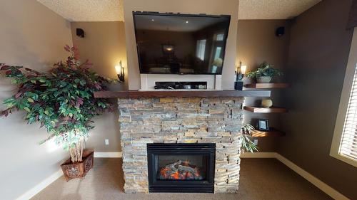 521 - 500 Bighorn Boulevard, Radium Hot Springs, BC - Indoor Photo Showing Living Room With Fireplace