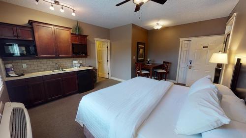 521 - 500 Bighorn Boulevard, Radium Hot Springs, BC - Indoor Photo Showing Bedroom