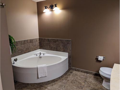 521 - 500 Bighorn Boulevard, Radium Hot Springs, BC - Indoor Photo Showing Bathroom