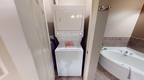 521 - 500 Bighorn Boulevard, Radium Hot Springs, BC - Indoor Photo Showing Laundry Room