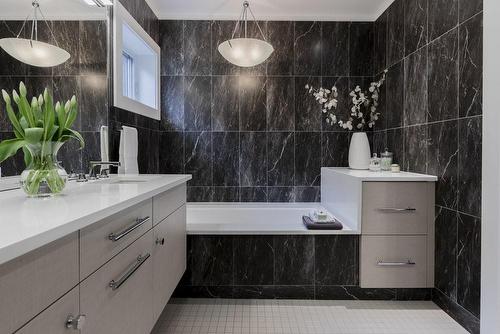 109 Kent Street, Hamilton, ON - Indoor Photo Showing Bathroom