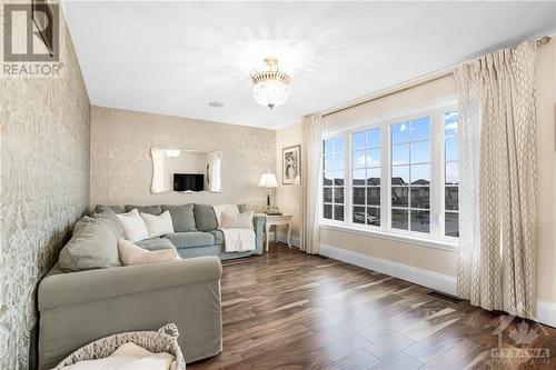 1486 Comfrey Crescent, Ottawa, ON - Indoor Photo Showing Living Room